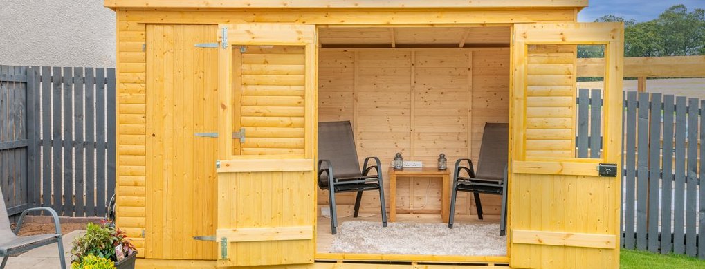 1266851538 2022_GI-1266851538_neues_Holzgartenhaus_im_modernen_Garten.jpg